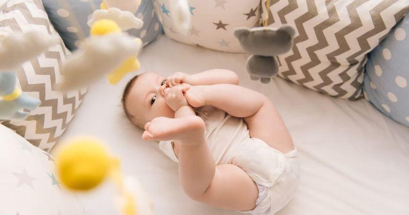 Manfaat Bayi Mengisap Jempol Kaki, Bagus untuk Motorik si Kecil